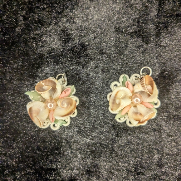 Elegant Shell Necklace with Pink and Gold Accents - Picture 2 of 4